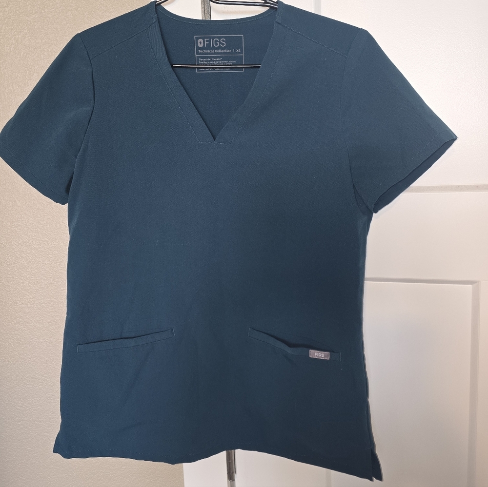 Figs Casma 3 Pocket Top In Carribean Blue